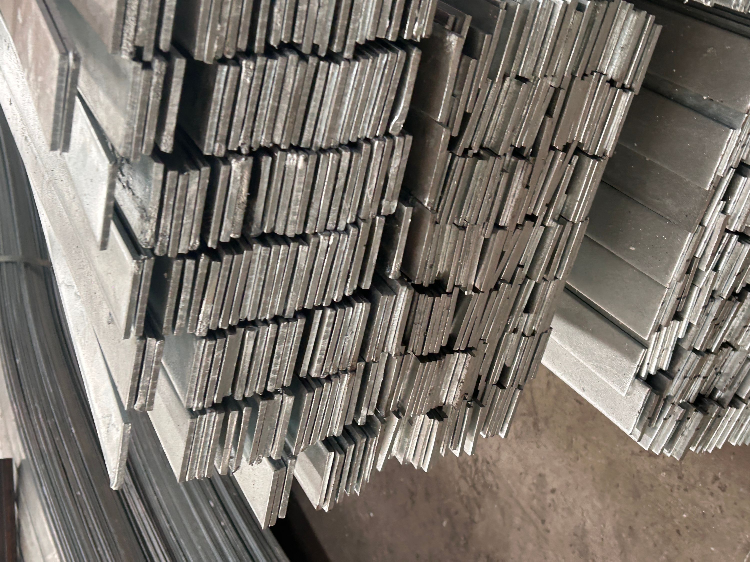 China Hot-Dip Galvanized Flat Bar Manufacturers: Quality, Durability, & Competitive Solutions